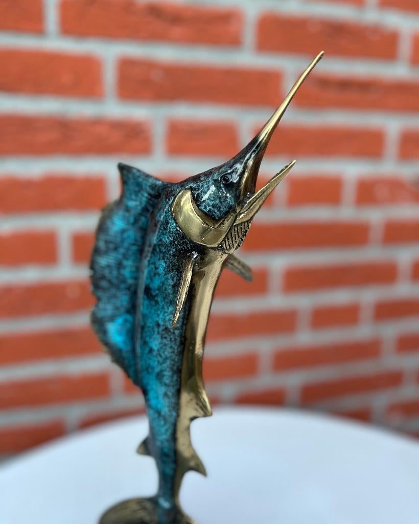 Bronzen beeld van een zeilvis op een marmeren voet., Ophalen of Verzenden, 20 - 50 cm, Handgemaakt, Beeld
