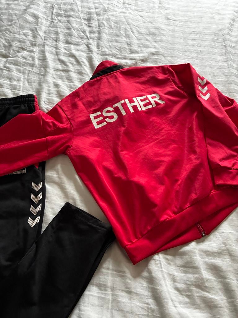 Hummel trainingspak rood/zwart - Maat 152, Overige typen, Ophalen of Verzenden, Maat 34 (XS) of kleiner, Gedragen