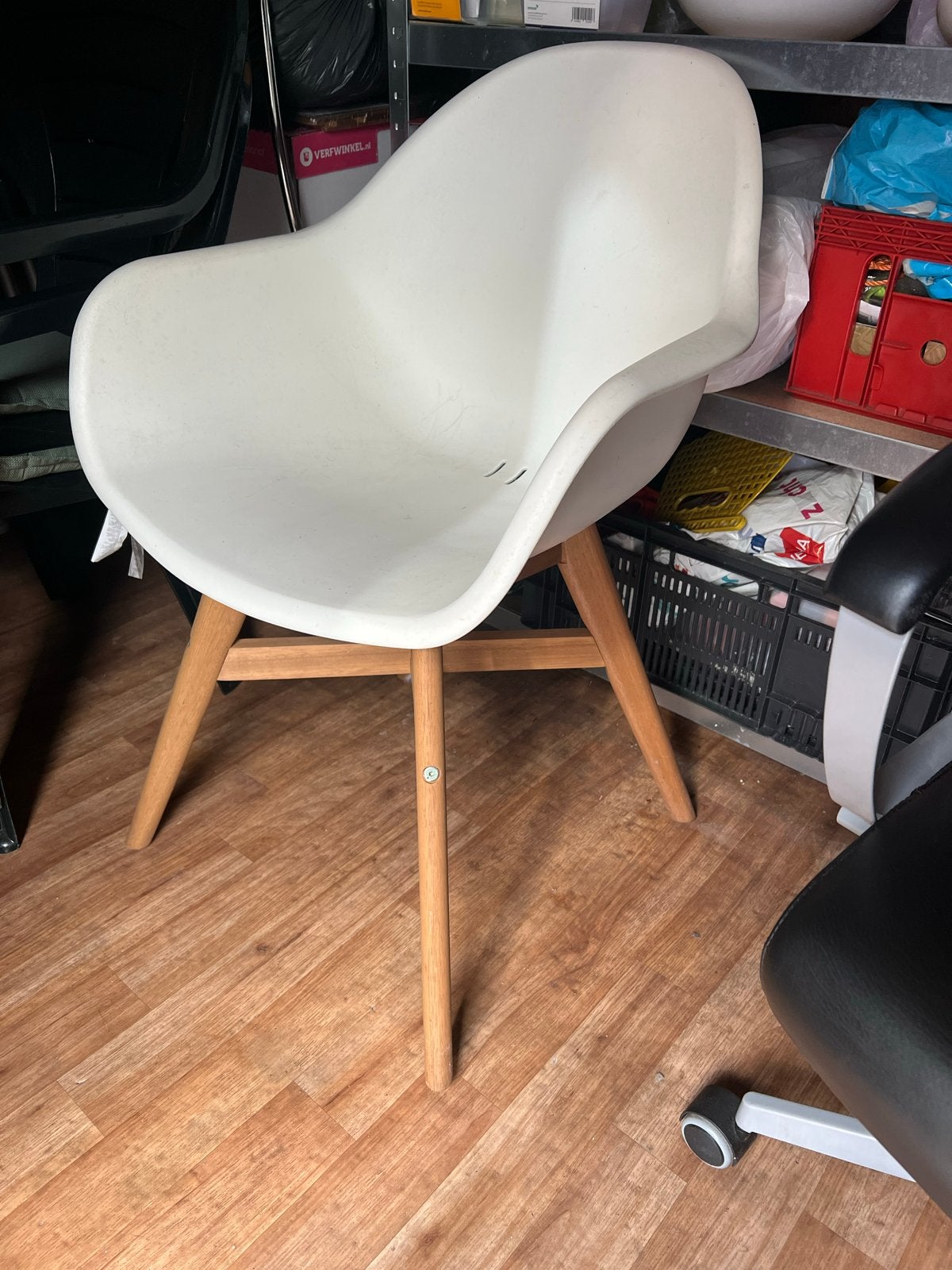 Witte ikea kuipstoel met houten poten, Huis en Inrichting, Ophalen, Kunststof, Gebruikt, Wit