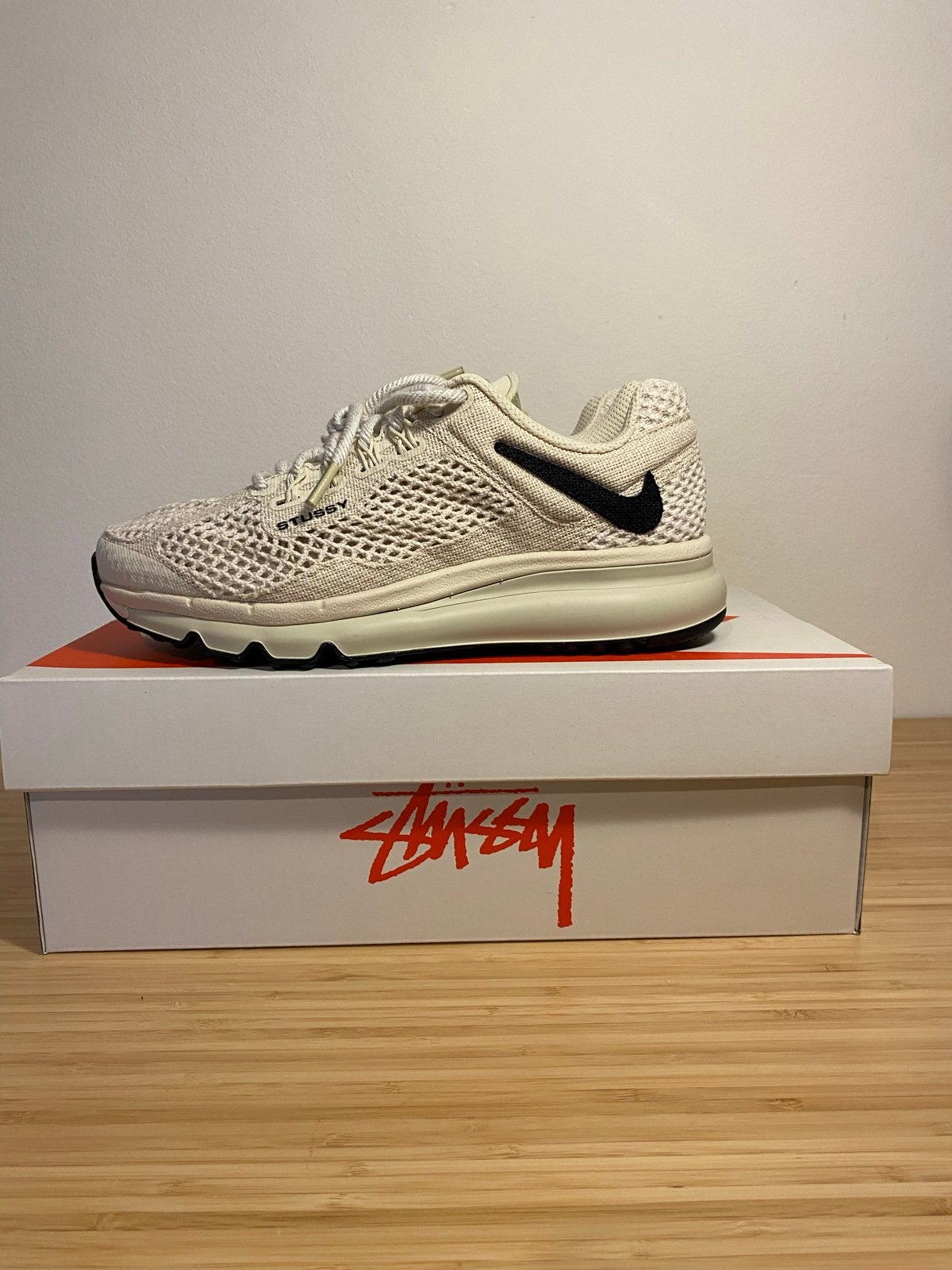 Nike Air Max 2013 x Stussy Fossil Sneakers maat 38, Beige, Nieuw, Ophalen of Verzenden, Sneakers of Gympen