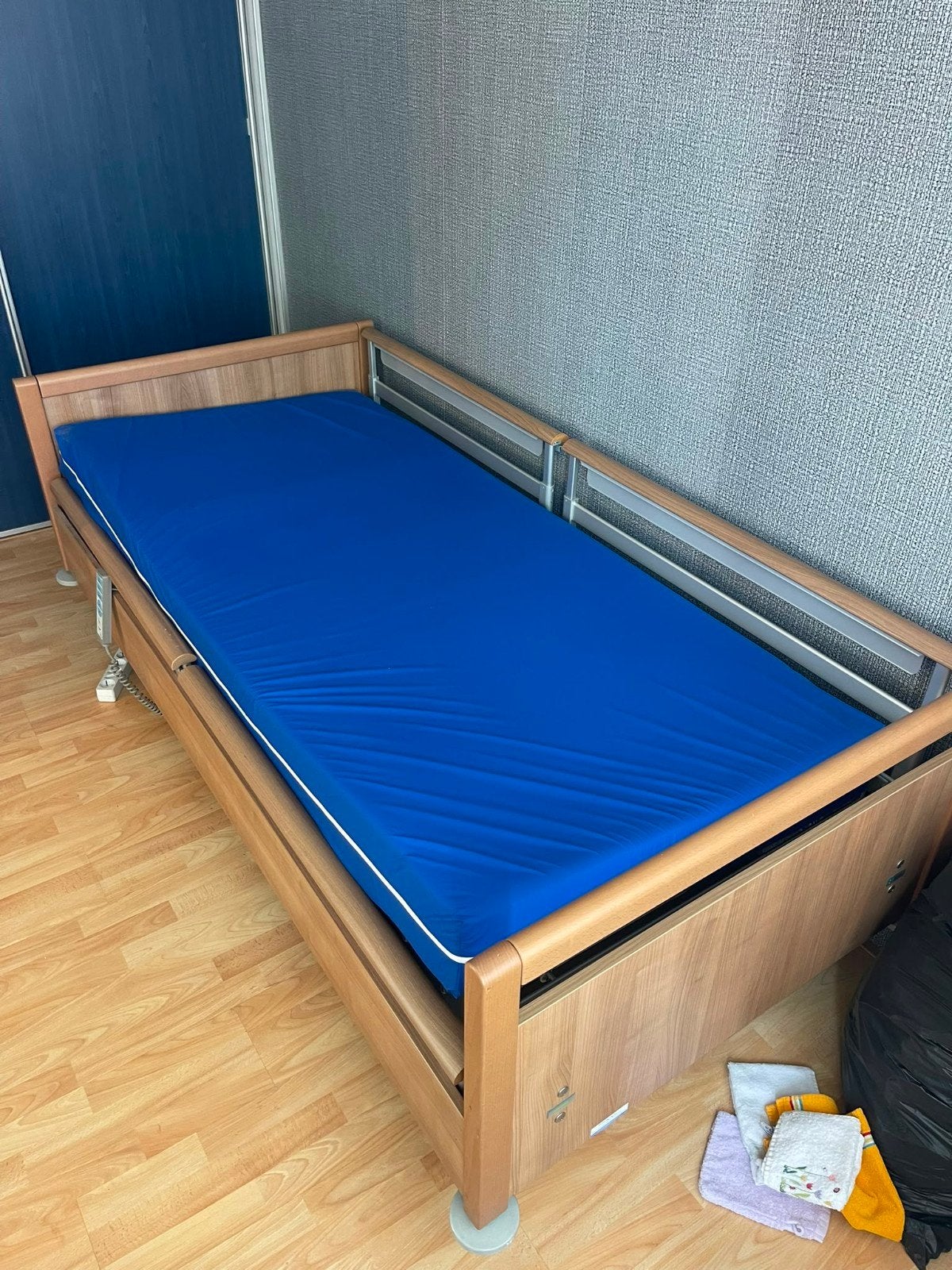 Stiegelmeyer electrisch hoog/laag zorgbed, Ophalen, 90 cm, Eenpersoons, Bruin