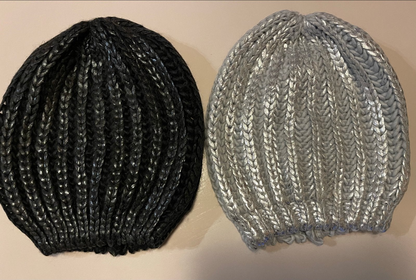 gebreide mutsen - Zwart en Grijs met glitter, Ophalen of Verzenden, Nieuw, Maat 38/40 (M), Muts