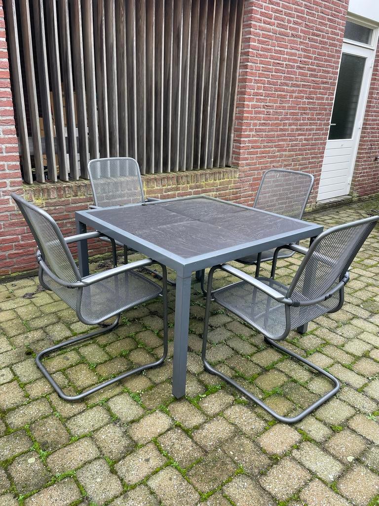 Tuinset met 4 stoelen, metalen frame en tegeltafelblad, Ophalen, Gebruikt, Eettafel, Tuinset