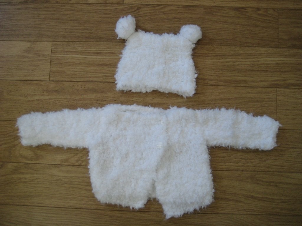 wit vest met berenknopen+muts met oortjes voor een pop, Ophalen of Verzenden, Zo goed als nieuw, Babypop