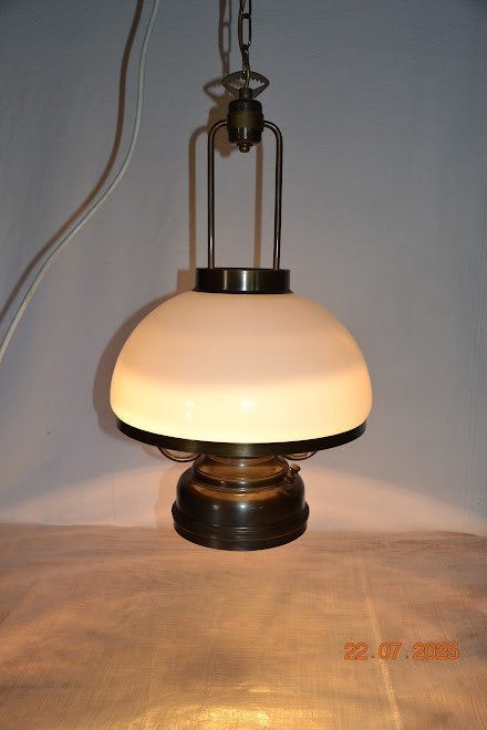 Hanglamp met wit-opale glazen kap en messing / koper details, Ophalen of Verzenden, Gebruikt, Glas, E27 (groot)
