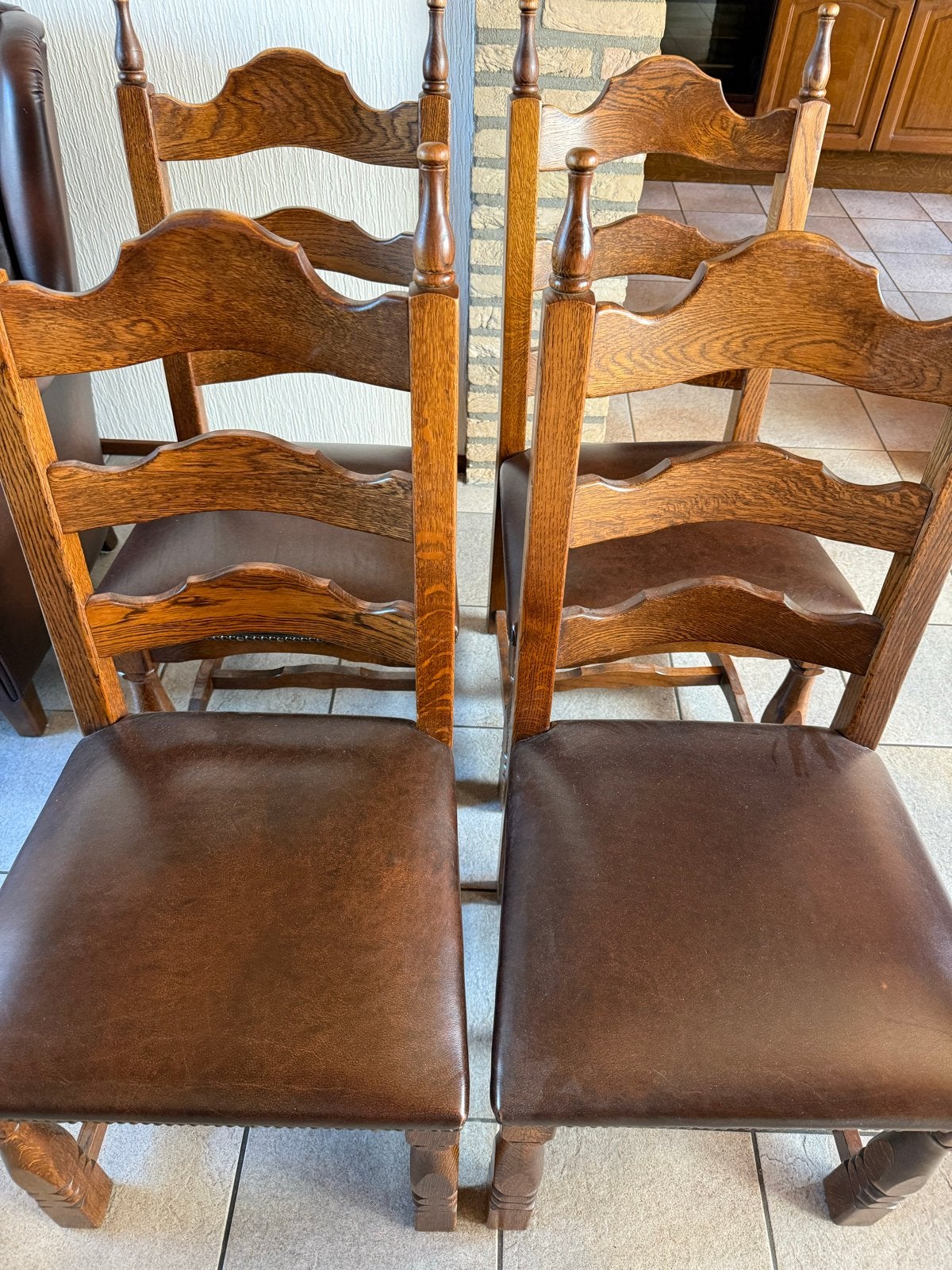 Set van 4 massief eiken eetkamerstoelen met lederen zitting, Antiek en Kunst, Ophalen