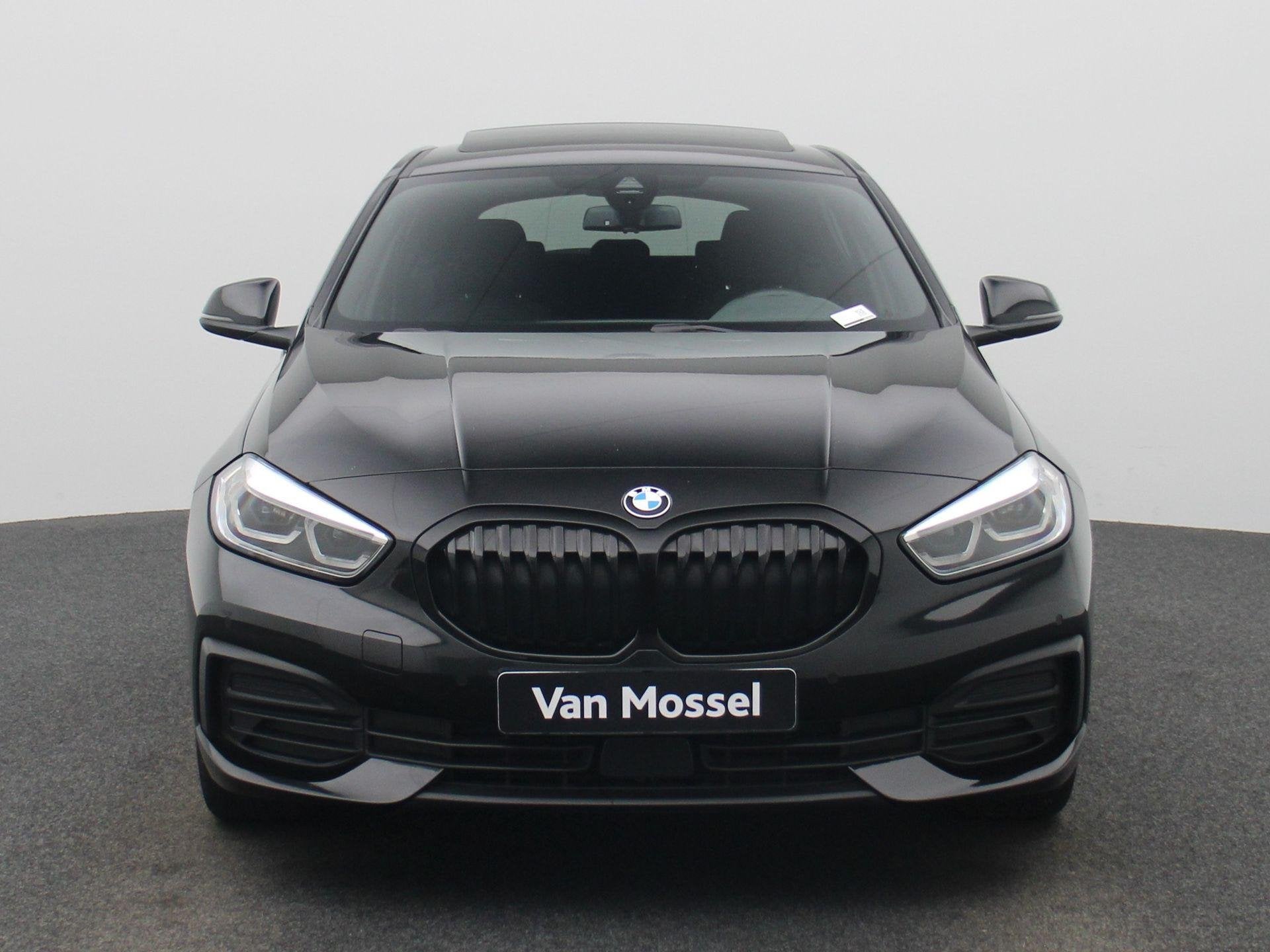 BMW 1-serie 118i Executive | PANORAMADAK | APPLE CARPLAY | A, 12 maanden, Gebruikt, Zwart, 3 cilinders