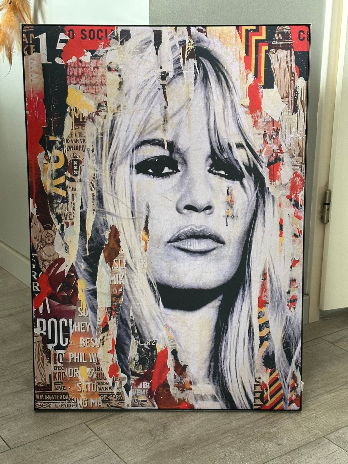 Brigitte Bordeaux pop-art style op akoestisch doek, Ophalen