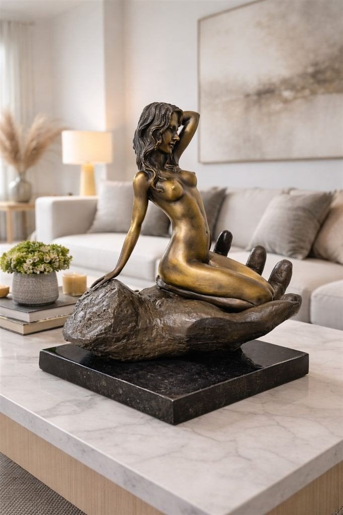 brons beeld , sensuele vrouw op hand, Ophalen of Verzenden, Nieuw, Mens