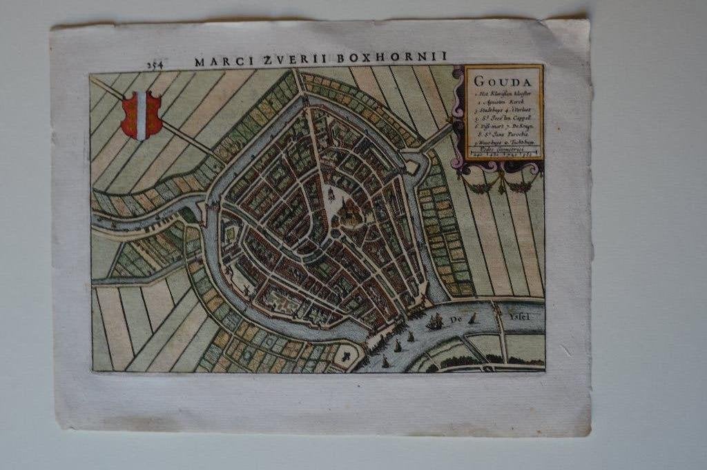 GOUDA Handgekleurde plattegrond gravure 1732 BOXHORNII E3, Antiek en Kunst, Verzenden, Cartografie, 23 cm, Met tekst