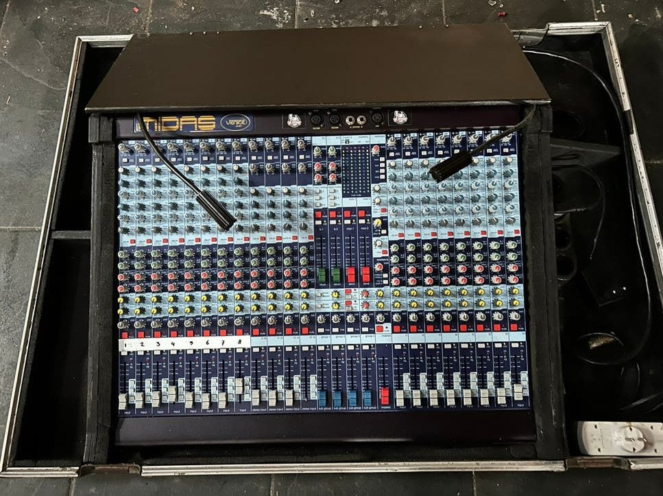 Midas 240 mengpaneel in flightcase, Muziek en Instrumenten, Ophalen, Gebruikt, 20 kanalen of meer