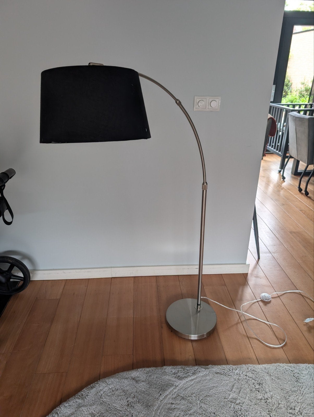 Moderne booglamp met zwarte kap, Huis en Inrichting, Lampen | Vloerlampen, Ophalen, Gebruikt, E27 (groot), Textiel