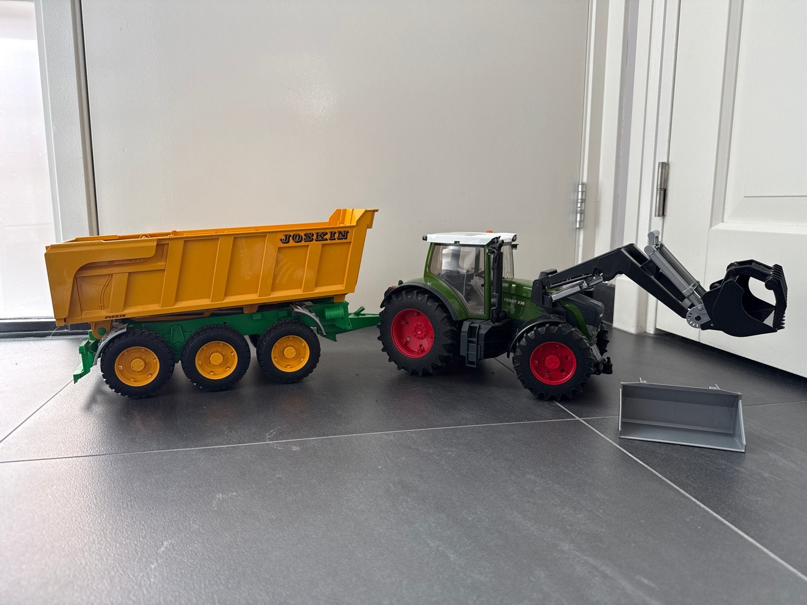 Bruder Fendt 936 Vario tractor met Joskin kiepwagen, Ophalen, Zo goed als nieuw