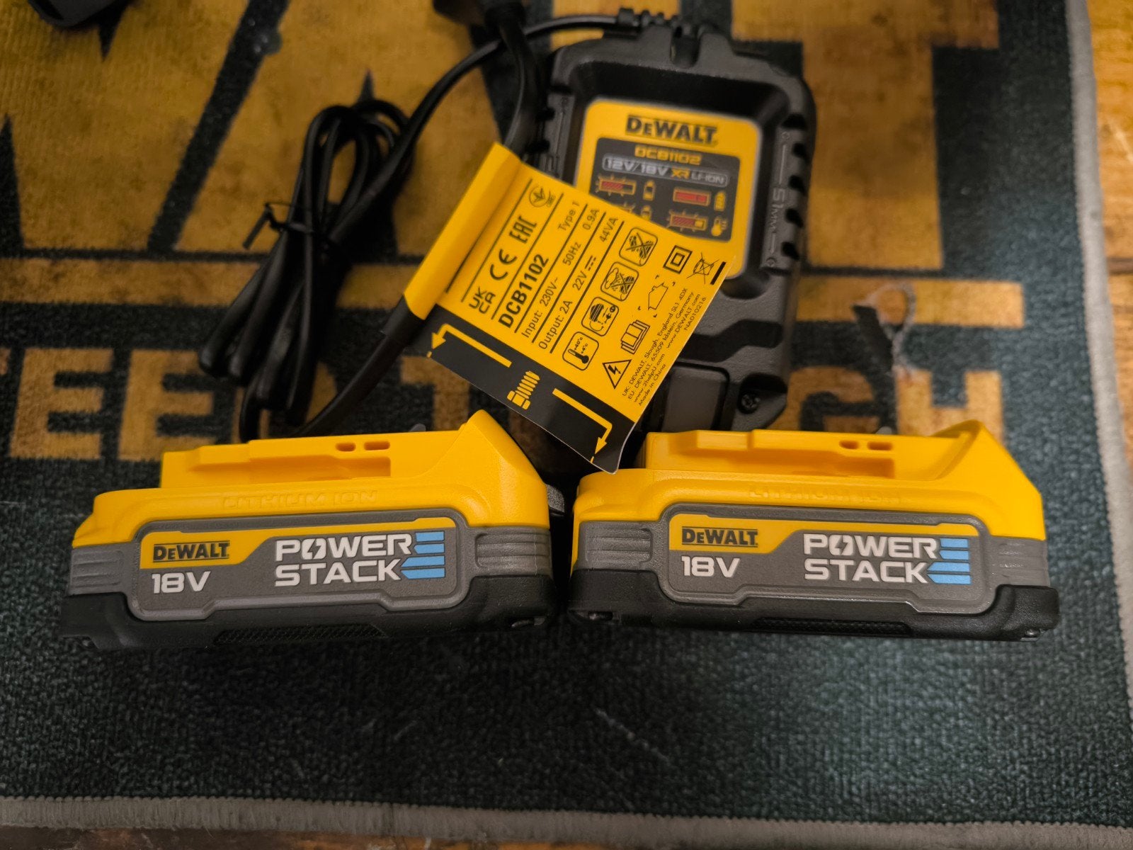 DeWalt DCB1102E2-QW Oplader met 2x 18V Powerstack Accu's, Ophalen, Zo goed als nieuw, Overige typen