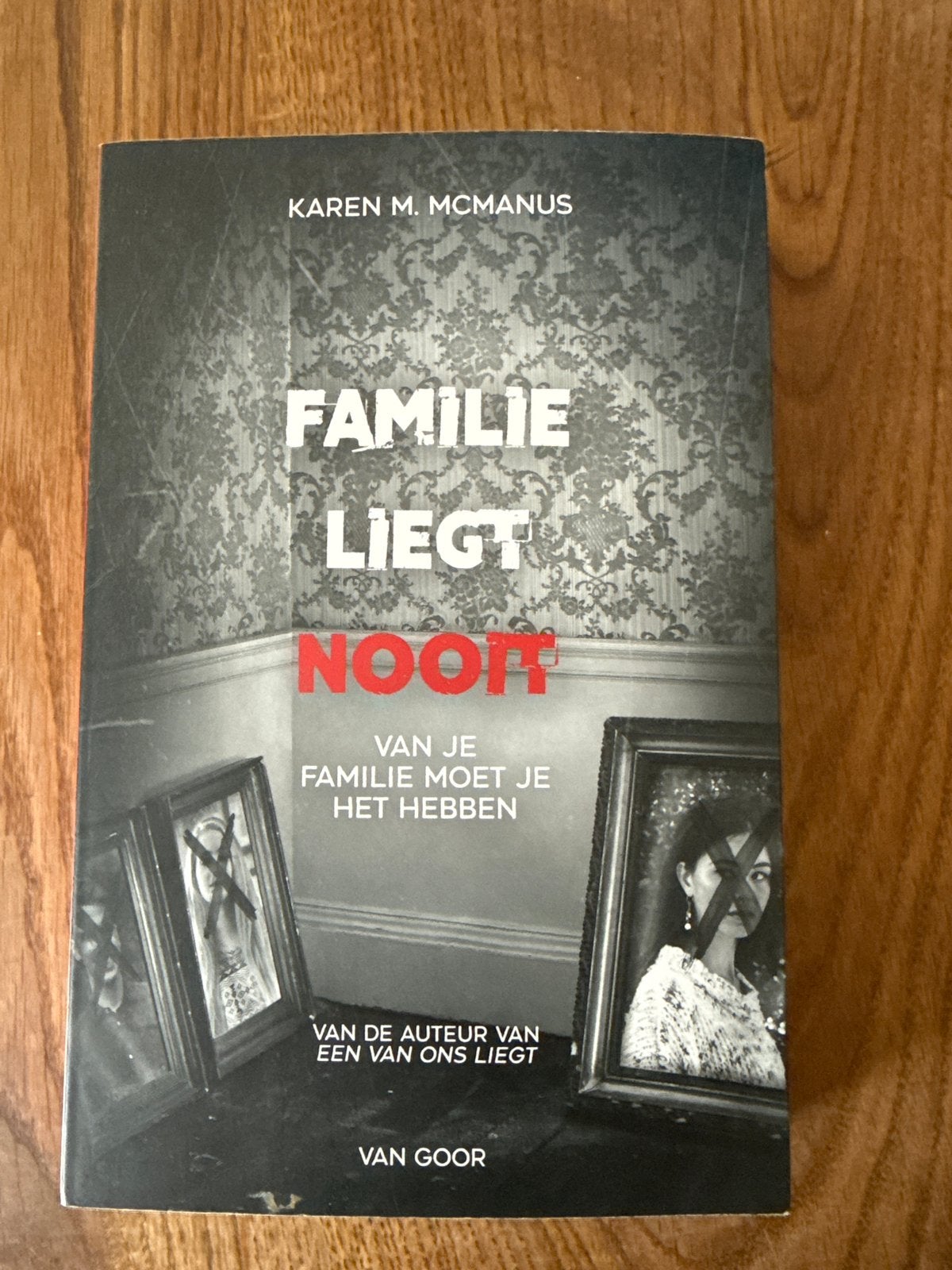 Familie liegt nooit - Karen M. McManus, Ophalen of Verzenden, Zo goed als nieuw, Amerika