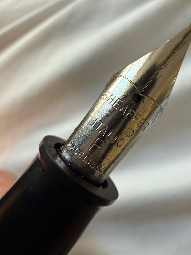 Sheaffer Vulpen - Zwart met Italic F penpunt, Verzamelen, Pennenverzamelingen, Sheaffer, Met doosje, Ophalen of Verzenden, Zo goed als nieuw