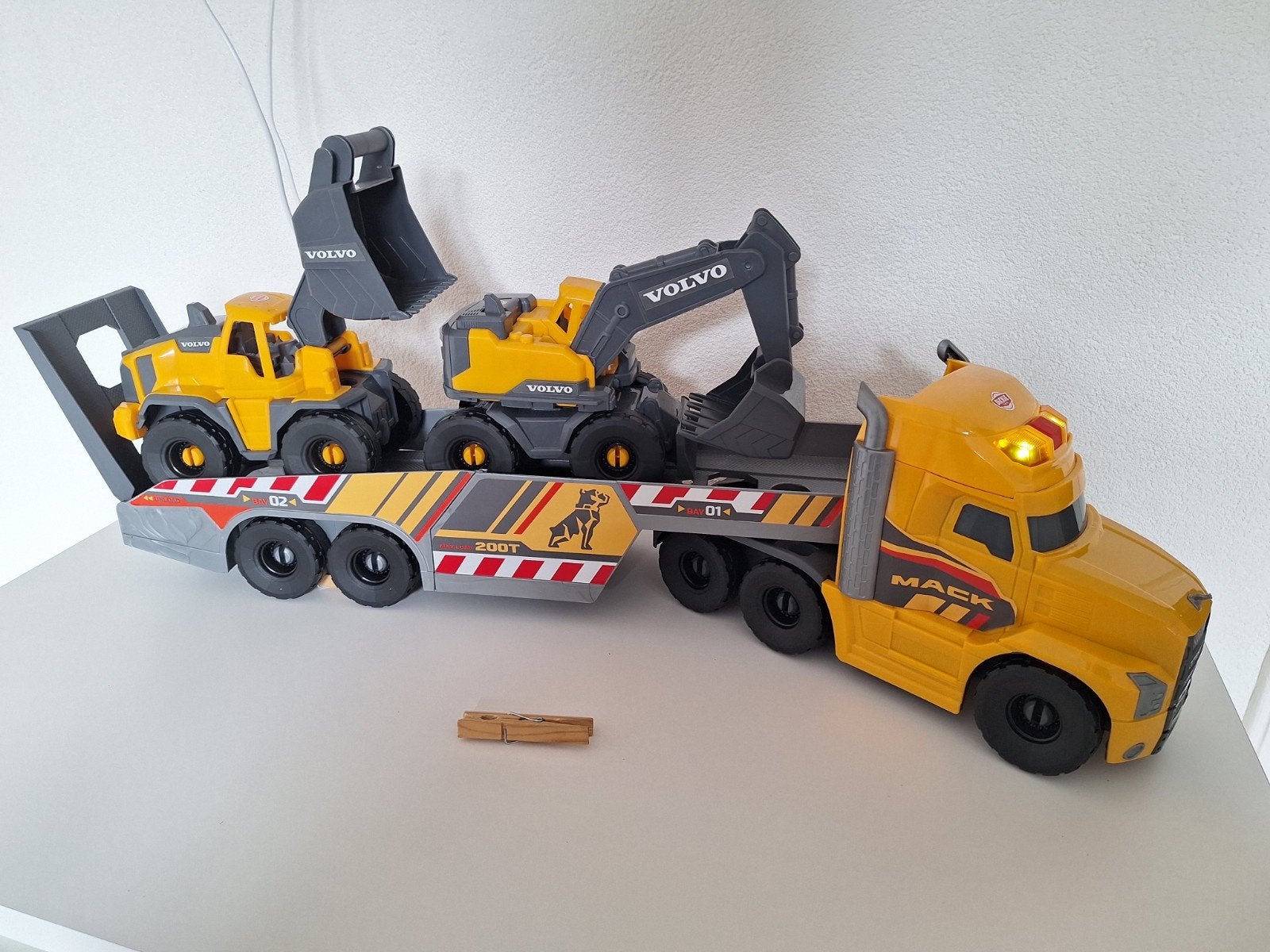 In nieuwstaat 3 Dickie Mack/Volvo Transporter Werkvoertuigen, Ophalen of Verzenden, Zo goed als nieuw