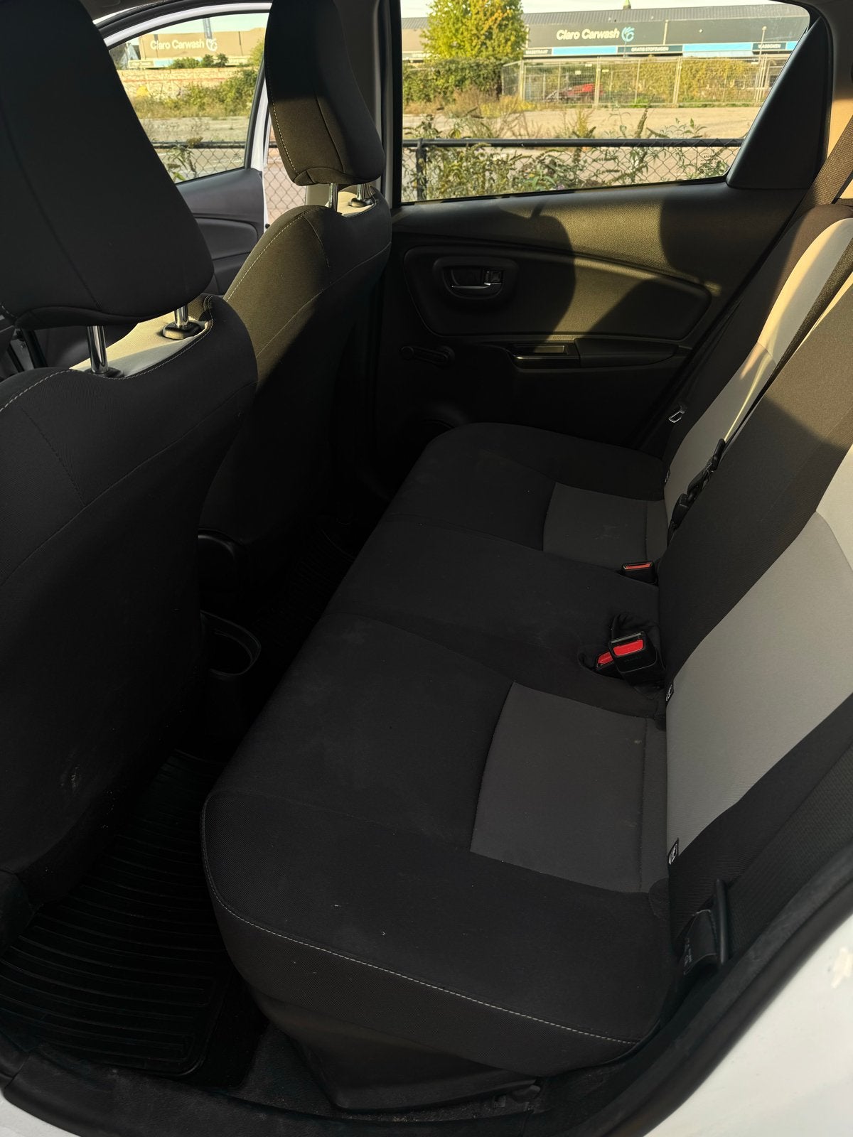 Foto 13 van Toyota Yaris 1.5 Hybrid 100pk 5D CVT 2018 Wit