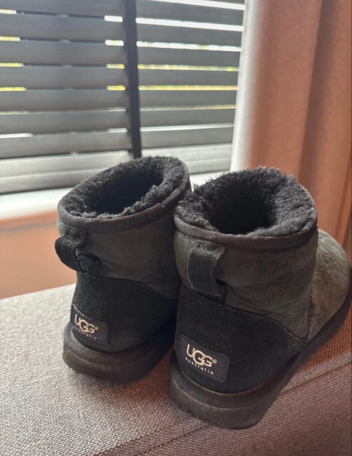 UGG Classic Mini II Laarzen - Maat 40, Zwart, Lage of Enkellaarzen, Ophalen of Verzenden, Gedragen