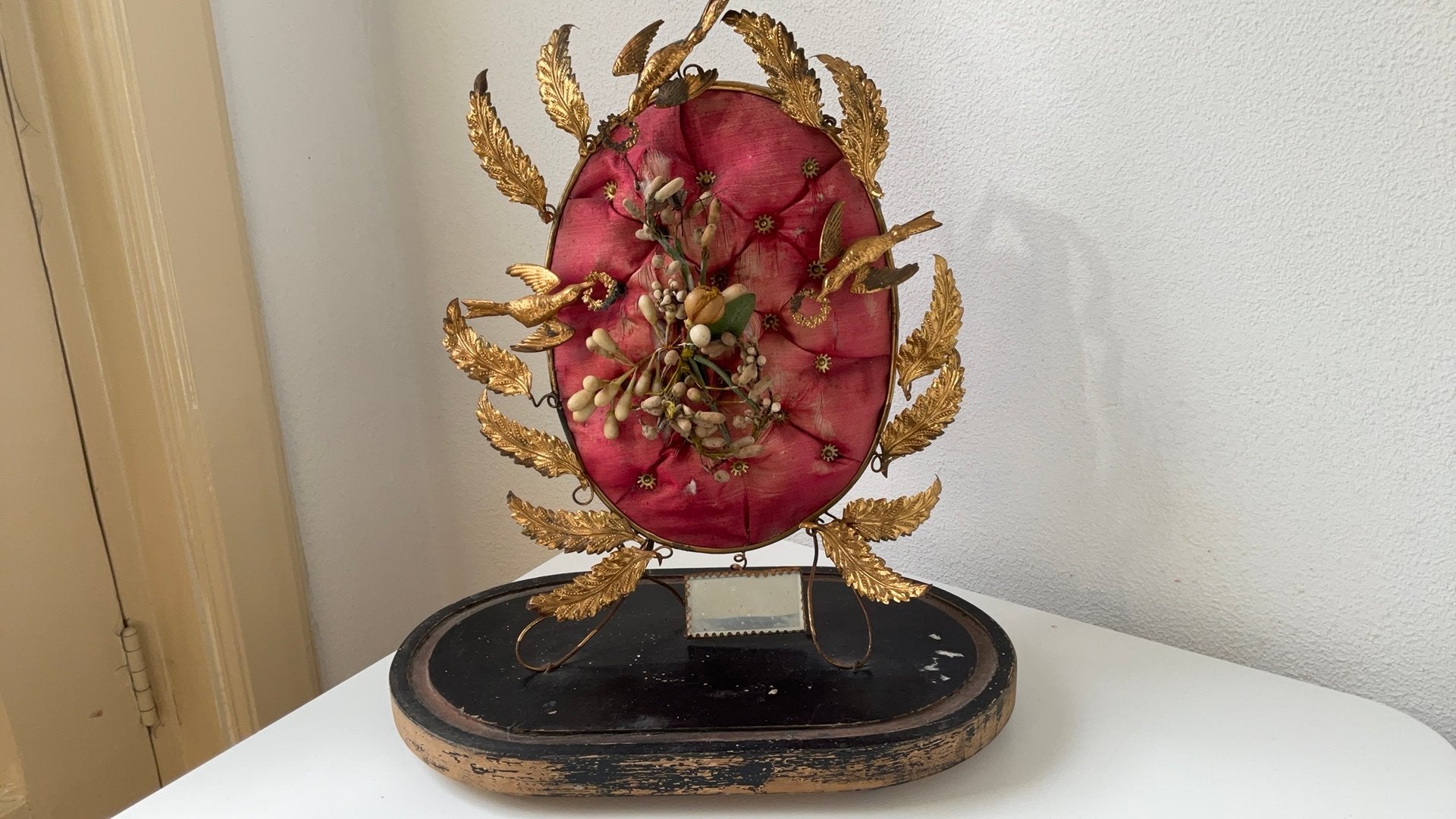 Antiek Frans bruidsstoeltje  met wasbloemen onderbord, Ophalen of Verzenden