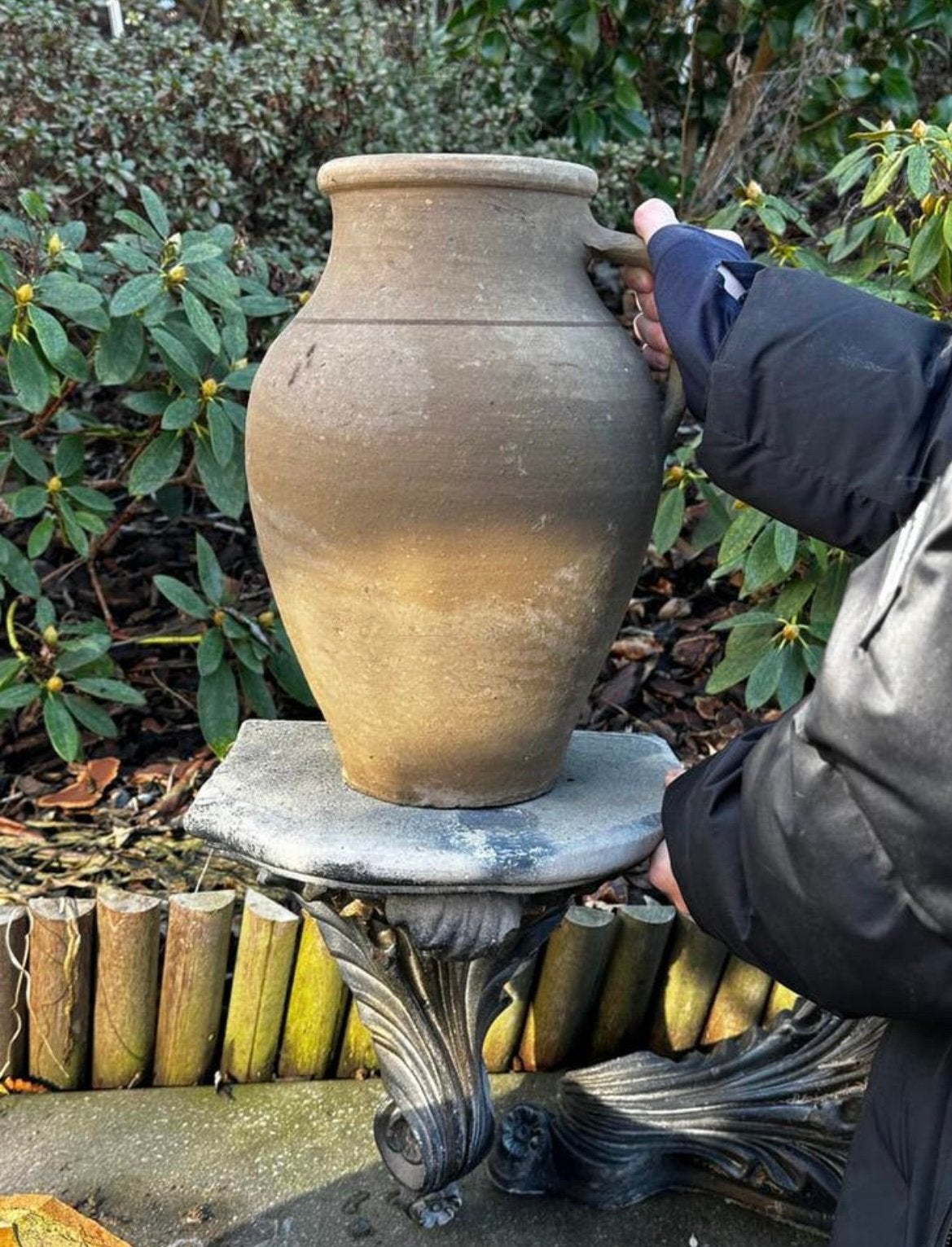 Twee klassieke tuinsokkels met ornamenten- urn/ beeld, Ophalen, Gebruikt, Beton