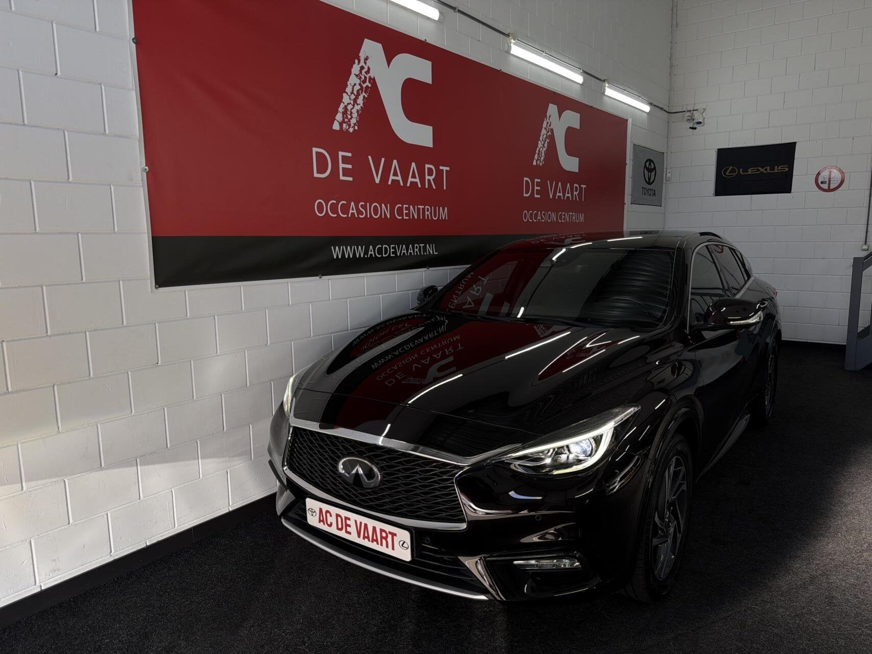 Infiniti Q30 1.6t Premium Tech - NAVI/LEER/BOSE/360CAM/NAP, Auto's, Voorwielaandrijving, Gebruikt, 4 cilinders, 700 kg