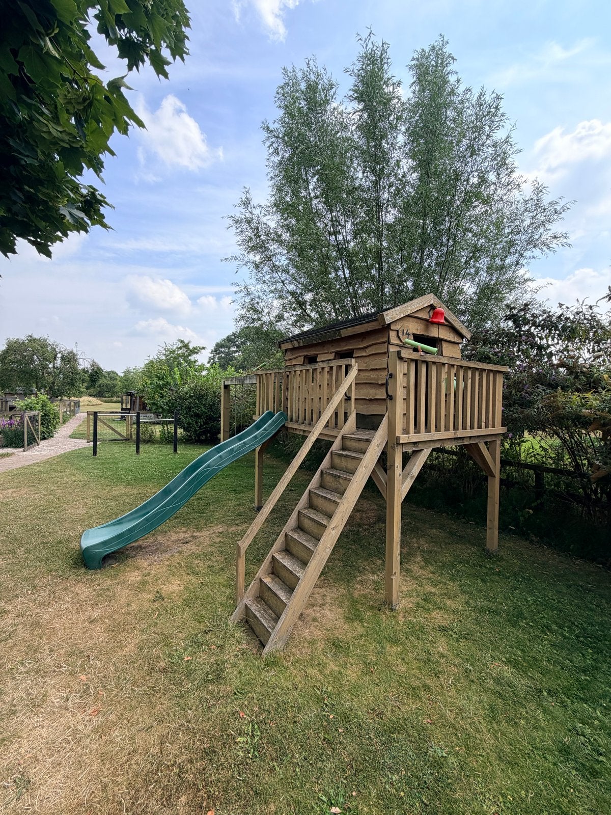 Houten speelhuisje met glijbaan en schommel, Ophalen, Gebruikt, Hout