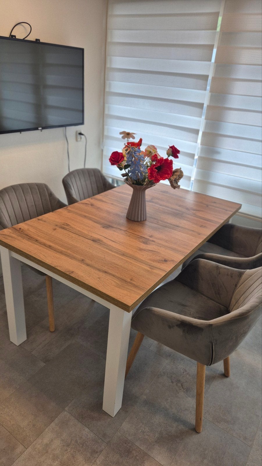 JYSK uitschuifbare eettafel met 4 luxe eetkamerstoelen, Ophalen, Modern, elegant, comfortabel, Zo goed als nieuw, Vier