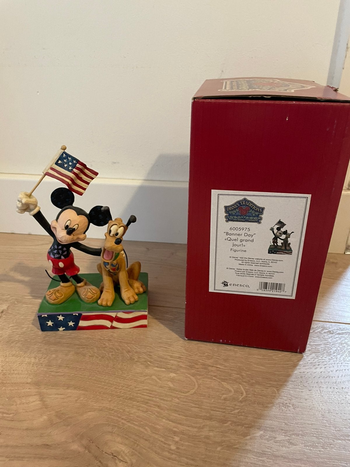 Disney Traditions jim shore Mickey & Pluto banner day, Ophalen of Verzenden, Mickey Mouse, Nieuw, Beeldje of Figuurtje