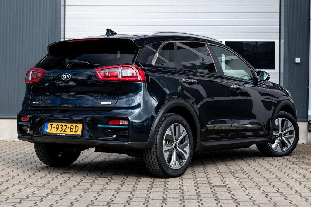 Kia e-Niro ExecutiveLine 64 kWh|100% SOH|SCHUIFKANTELDAK|STO, Automatische klimaatregeling, Gebruikt, 1712 kg, Blauw