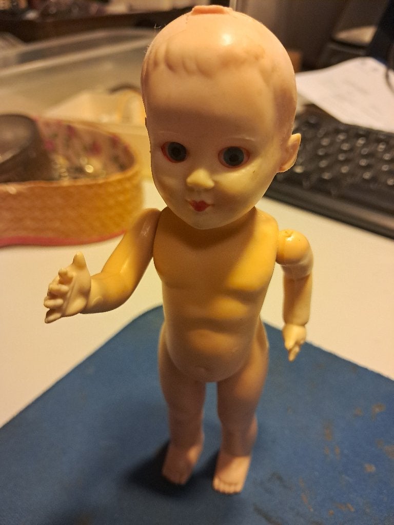 pop,lengte 16 cm ,Rosebud made in England Patens pending, Ophalen of Verzenden, Gebruikt, Pop