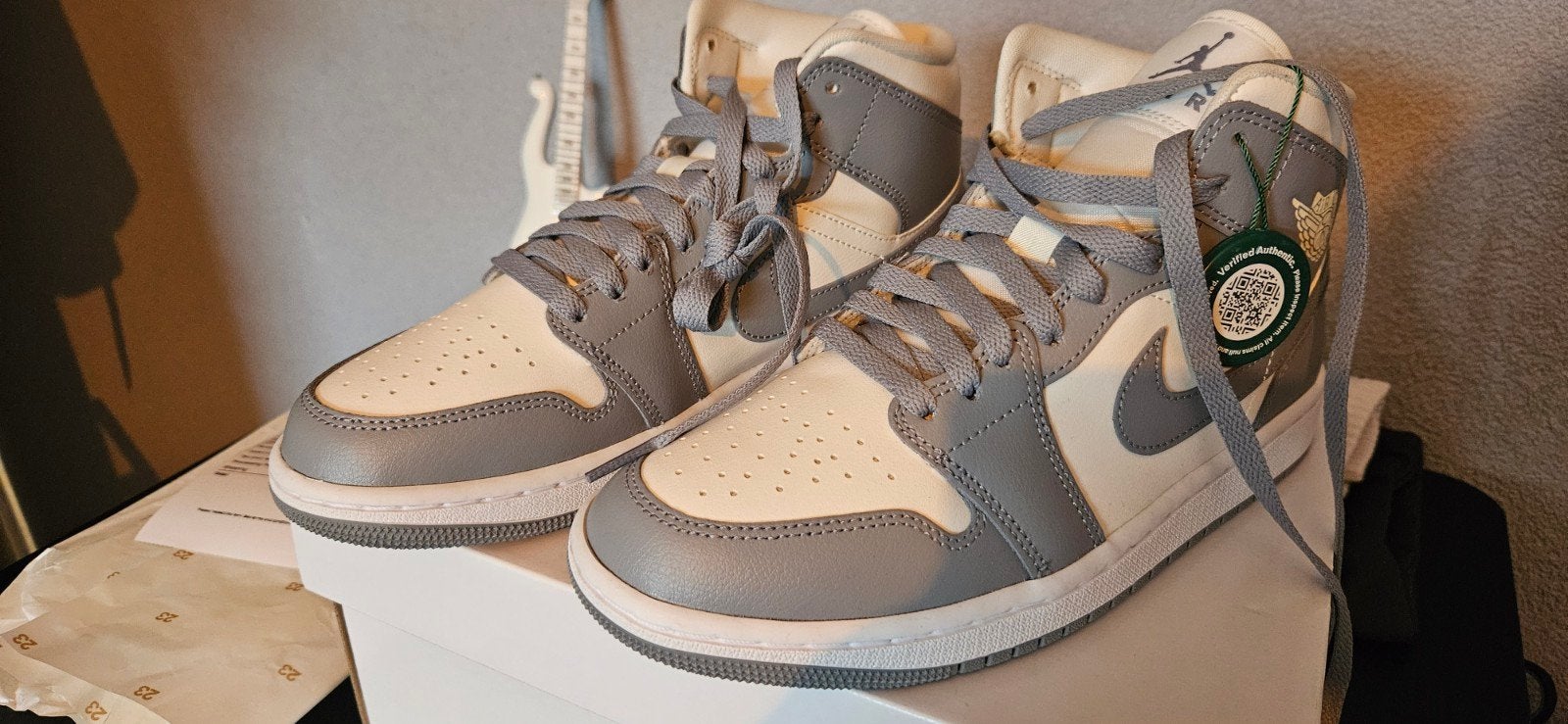 Nieuwe Nike Air Jordan 1 Mid Stealth White (Maat 39), Ophalen of Verzenden