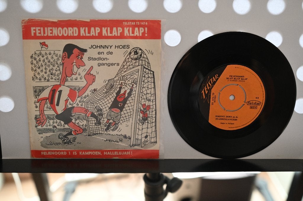 single 1969  Johnny Hoes & de stadiongangers  Feyenoord klap, Gebruikt, 7 inch, Ophalen of Verzenden, Beschermende buitenhoes