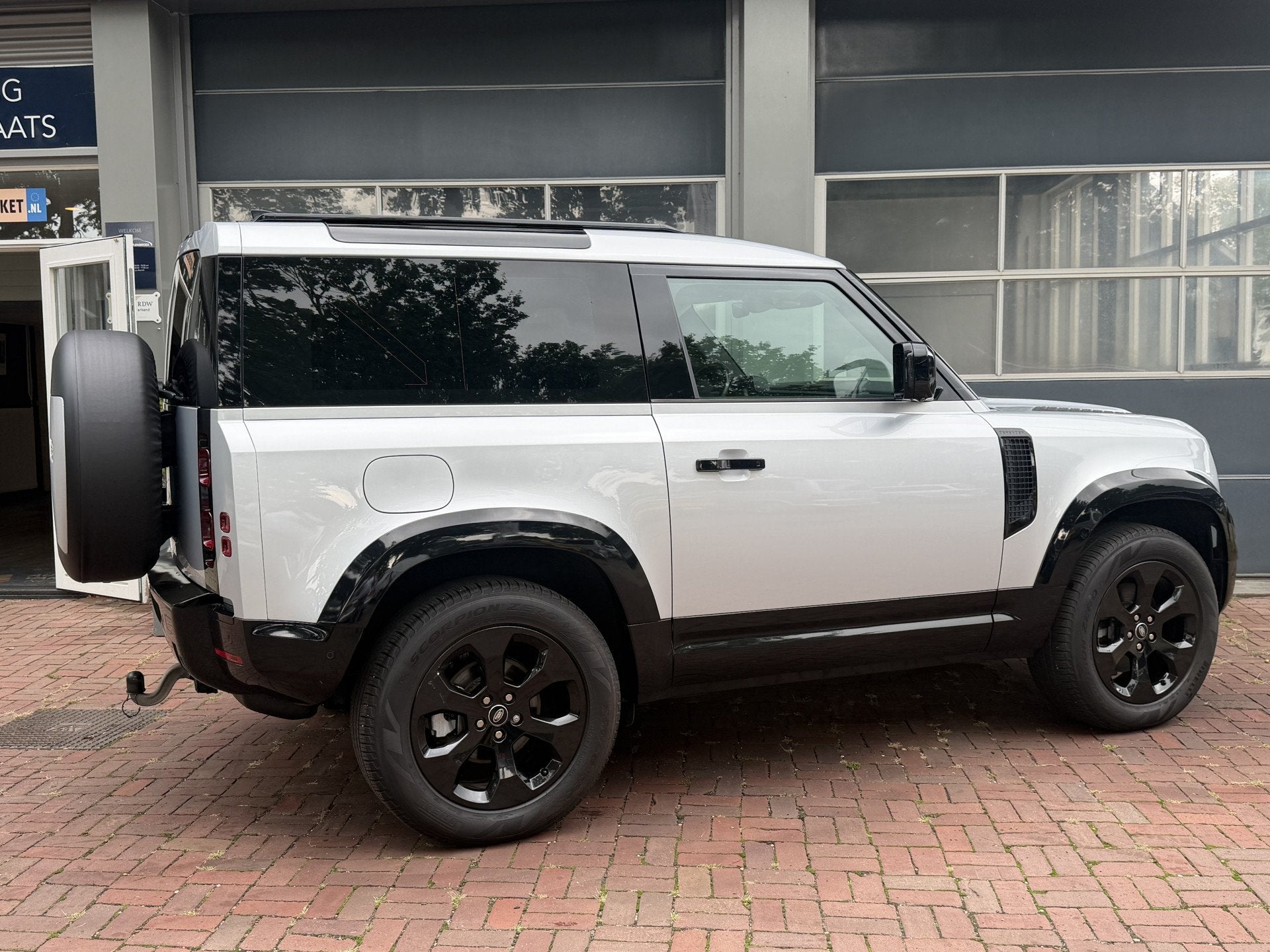 Land Rover Defender 3.0 D200 90 MHEV S Grijskenteken uit 202, Auto's, Automaat, Dealer onderhouden, Stof, 2996 cc
