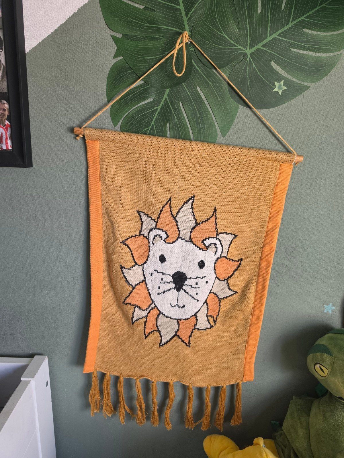 Leuke wandhanger met leeuwenkop voor kinderkamer, Wandhanger, Geel, Textiel, Ophalen of Verzenden