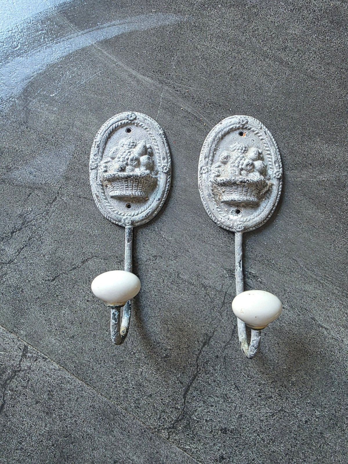 Antieke brocante zinken kapstokhaak witte porseleinen knop, Ophalen of Verzenden