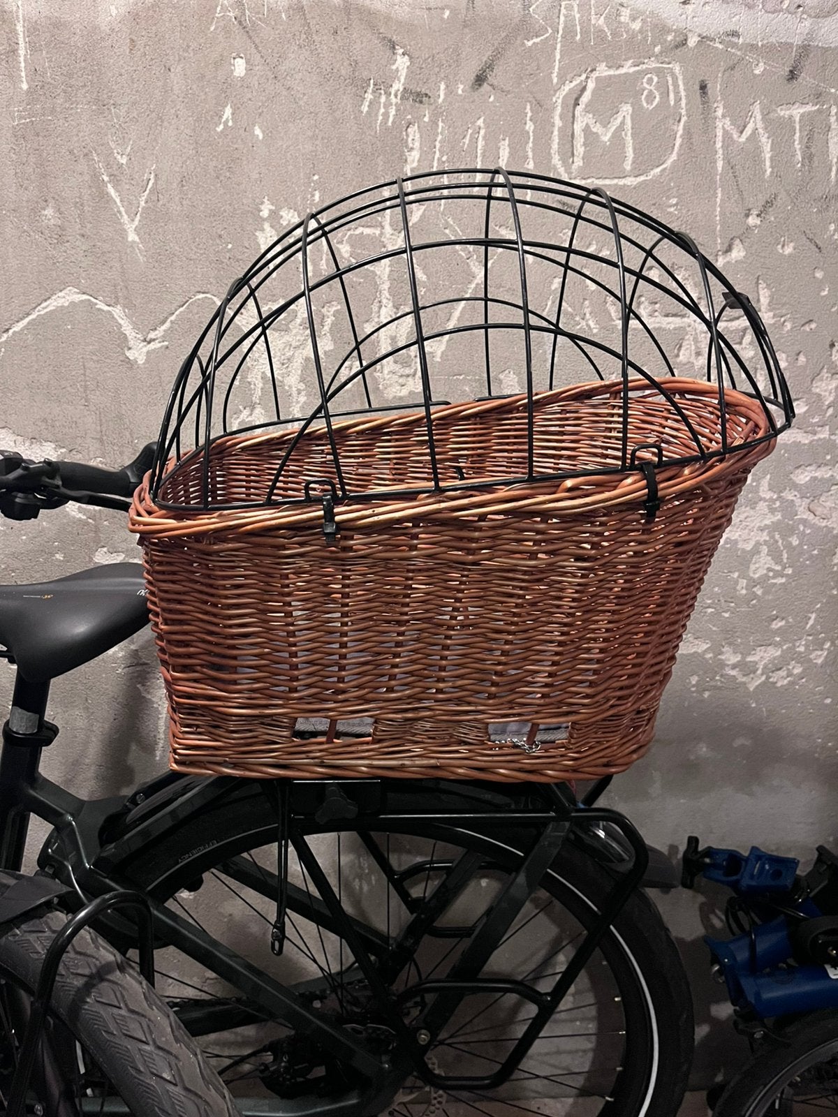 Rieten hondenfietsmand met kap, mat en ketting, Ophalen of Verzenden, Gebruikt