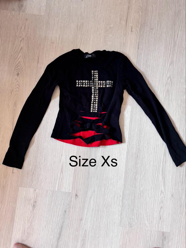 Zwarte longsleeve met studs kruis en rode onderlaag, Zwart, Ophalen of Verzenden, Lange mouw, Maat 34 (XS) of kleiner