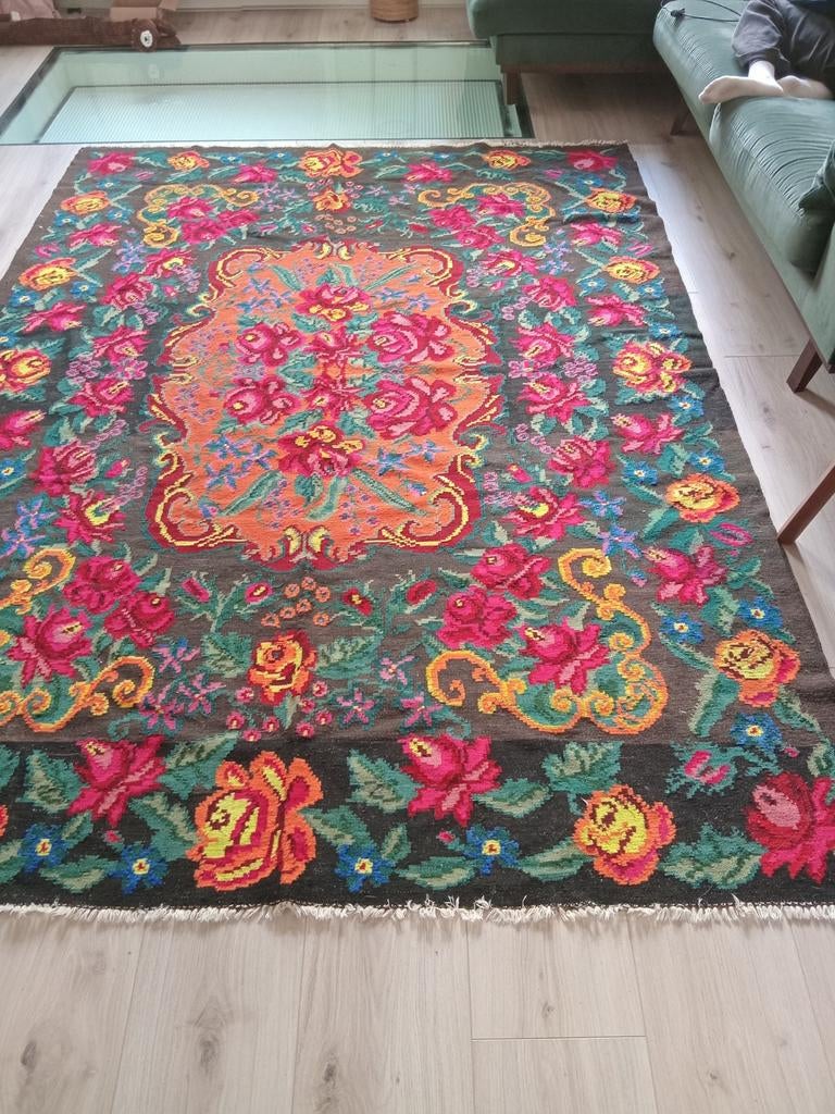 Vintage kelim handgeweven tapijt met bloemenpatroon, Huis en Inrichting, Stoffering | Tapijten en Kleden, Vintage, Bloemen, Handgeweven