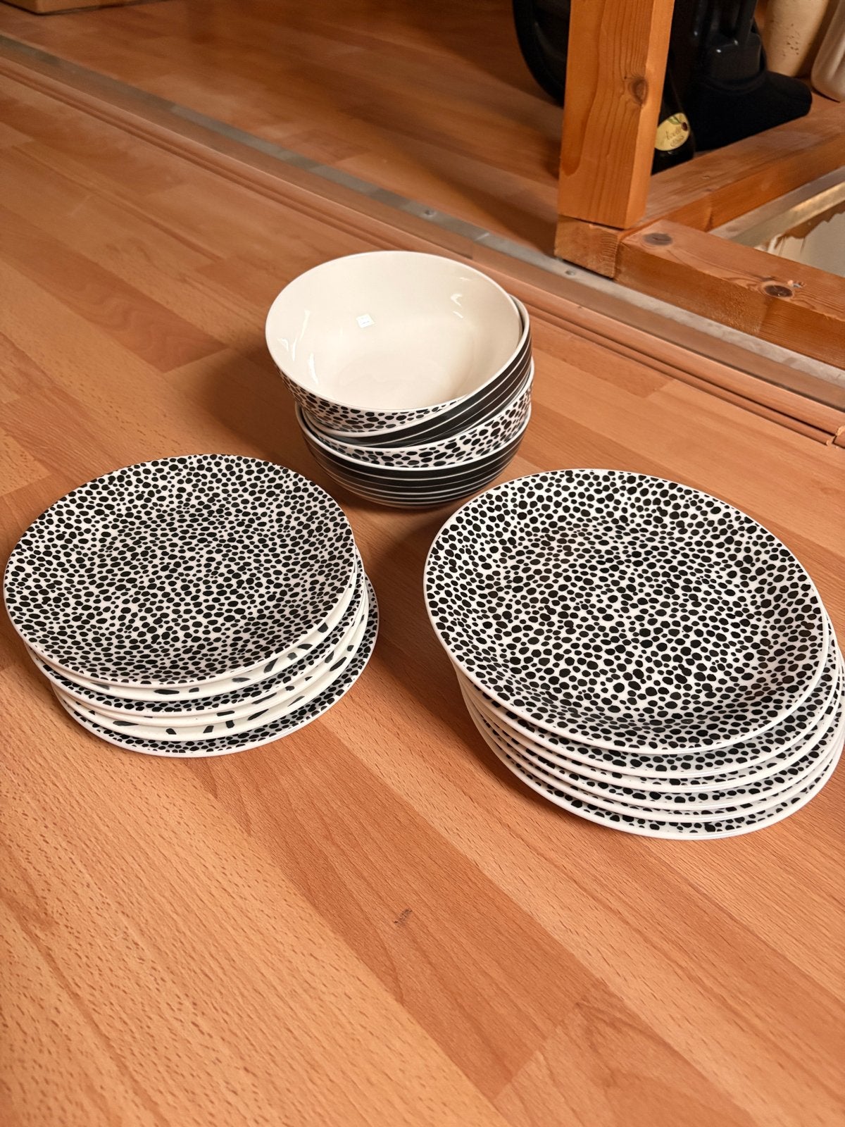 Nieuw HEMA servies: borden en kommen met stippenpatroon, Ophalen, Hema, Keramiek, Nieuw
