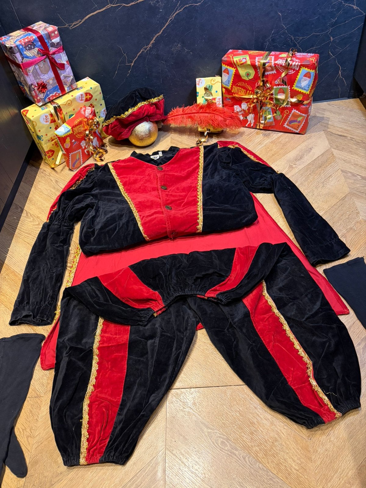 Pietenpak maat xxl rood zwart velours luxe sinterklaas set, Diversen, Sinterklaas, Ophalen of Verzenden, Zo goed als nieuw