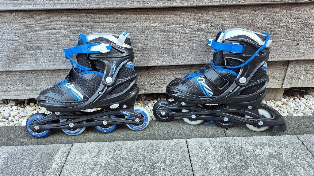 Skeelers (zwart/blauw) Nijdam/mt 37-40 - zo goed als nieuw., Sport en Fitness, Verstelbaar, Kinderen, Zo goed als nieuw, Inline skates 4 wielen