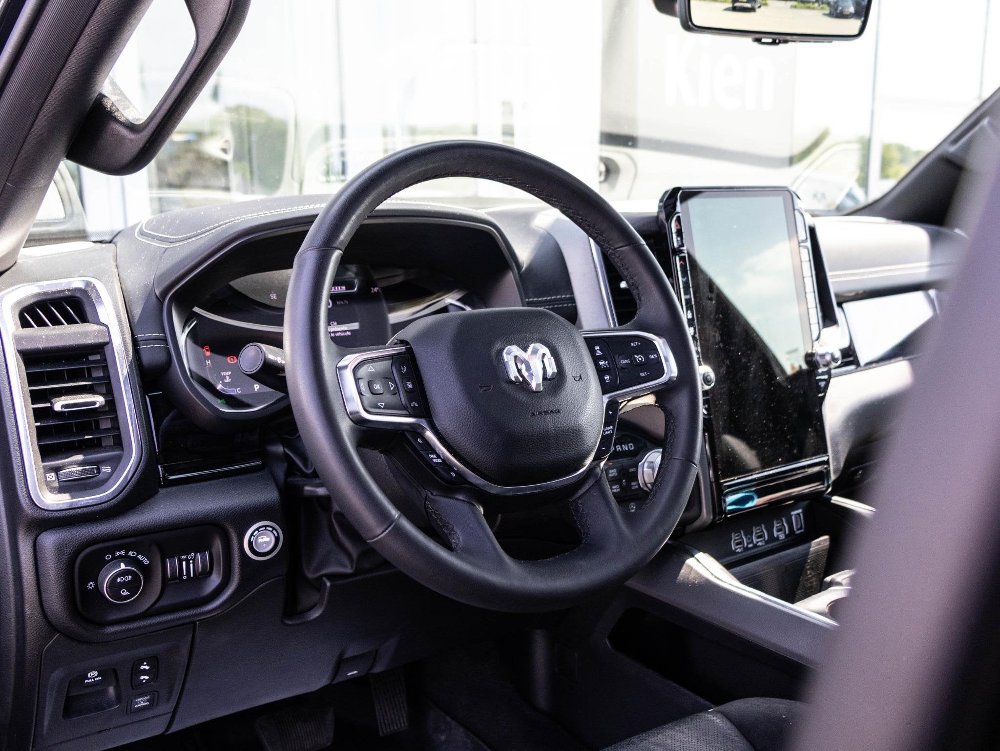 Dodge Ram 1500 3.0 Hurricane Crew Cab Laramie Night Premium, Auto's, Automaat, Gebruikt, Zwart, Leder