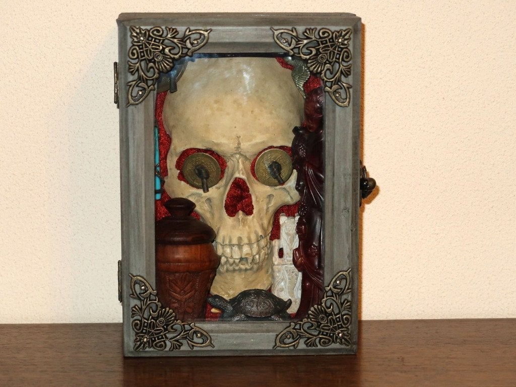 rariteitenkabinet; schedel (replica) in Oosterse memorialbox, Ophalen of Verzenden