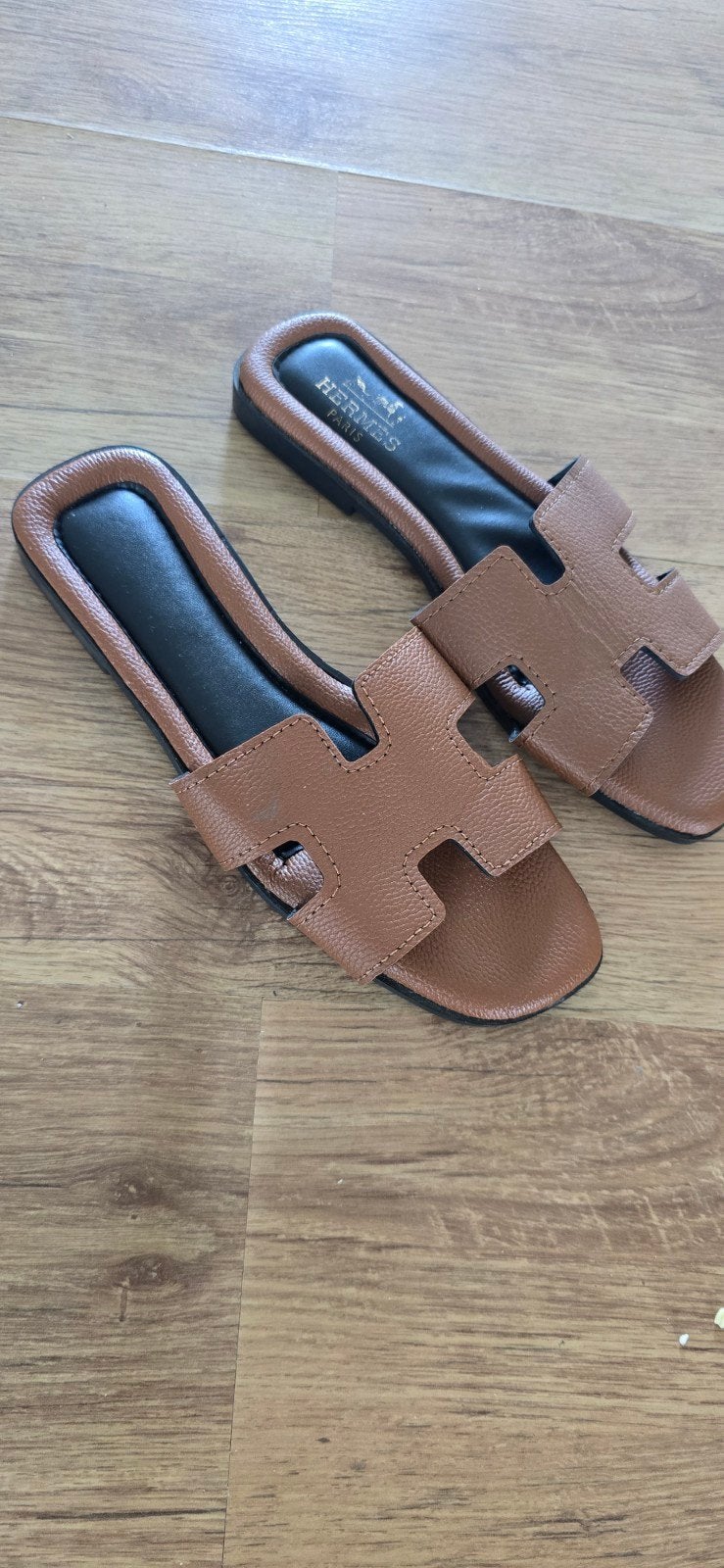 Hermes-stijl slippers in bruin en bordeauxrood, Kleding | Dames, Schoenen, Ophalen of Verzenden