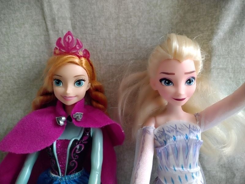 Originele Frozen speelset van Disny, Elsa en Anna + kaptafel, Ophalen of Verzenden, Zo goed als nieuw, Barbie