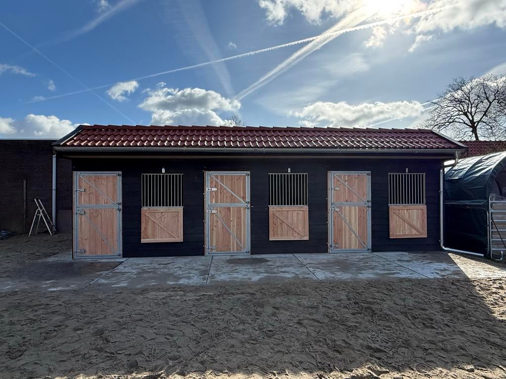 3 stallen van 3.00 x 3.50 m met dakpannen, Dieren en Toebehoren, Stalling, 2 of 3 paarden of pony's
