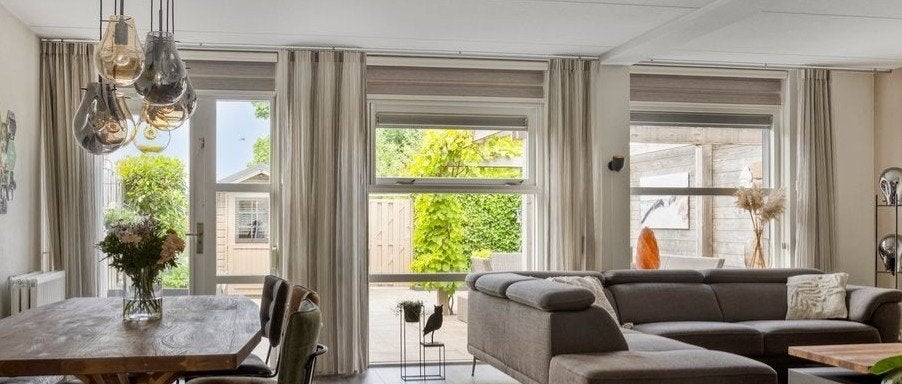 Inbetween gordijnen grijs/wit gestreept 240cm hoog, Huis en Inrichting, Stoffering | Gordijnen en Lamellen, Gebruikt, Inbetween gordijn