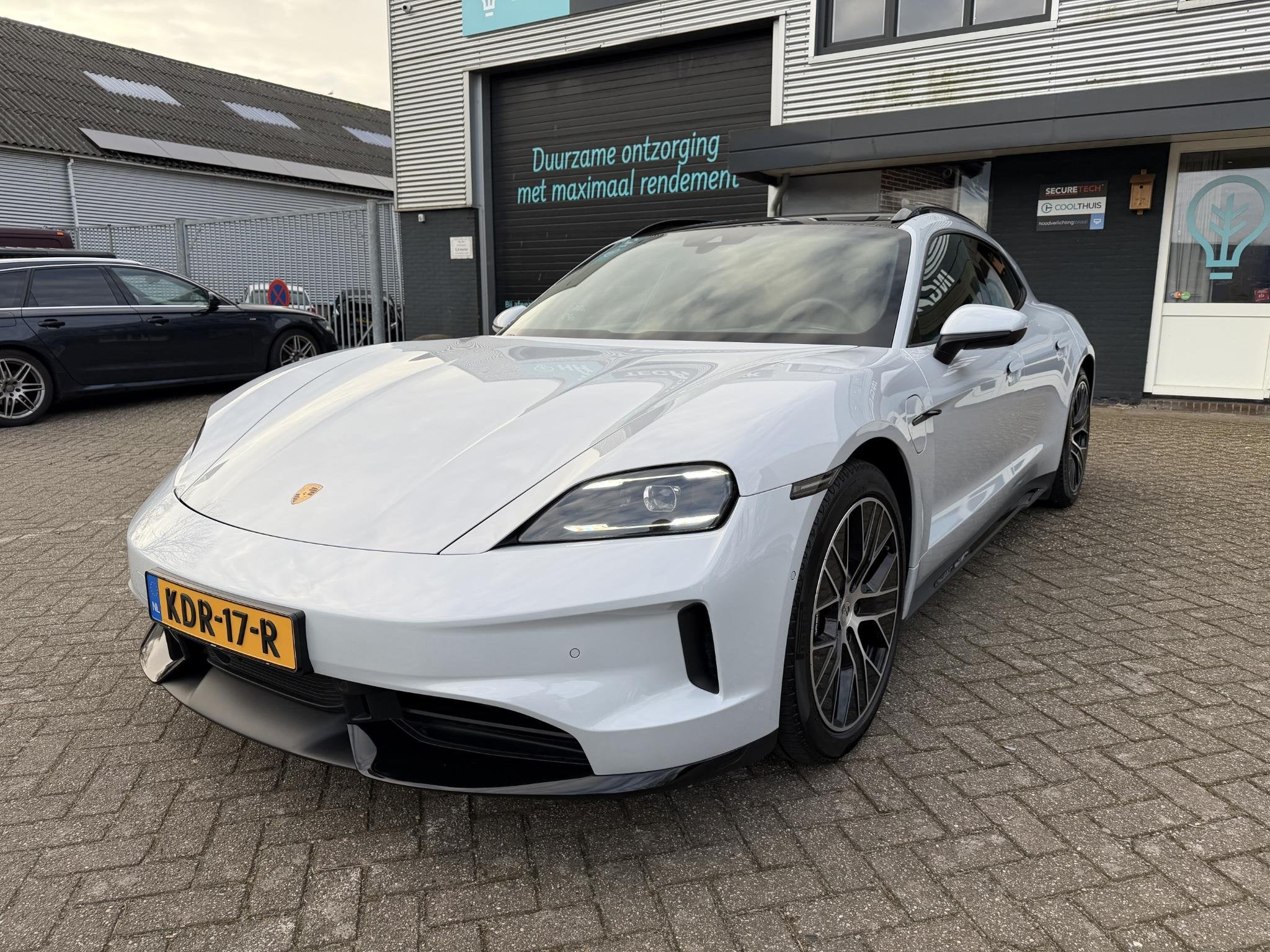 Foto 20 van Porsche Taycan Sport Turismo Black Edition 105 kWh luchtveri