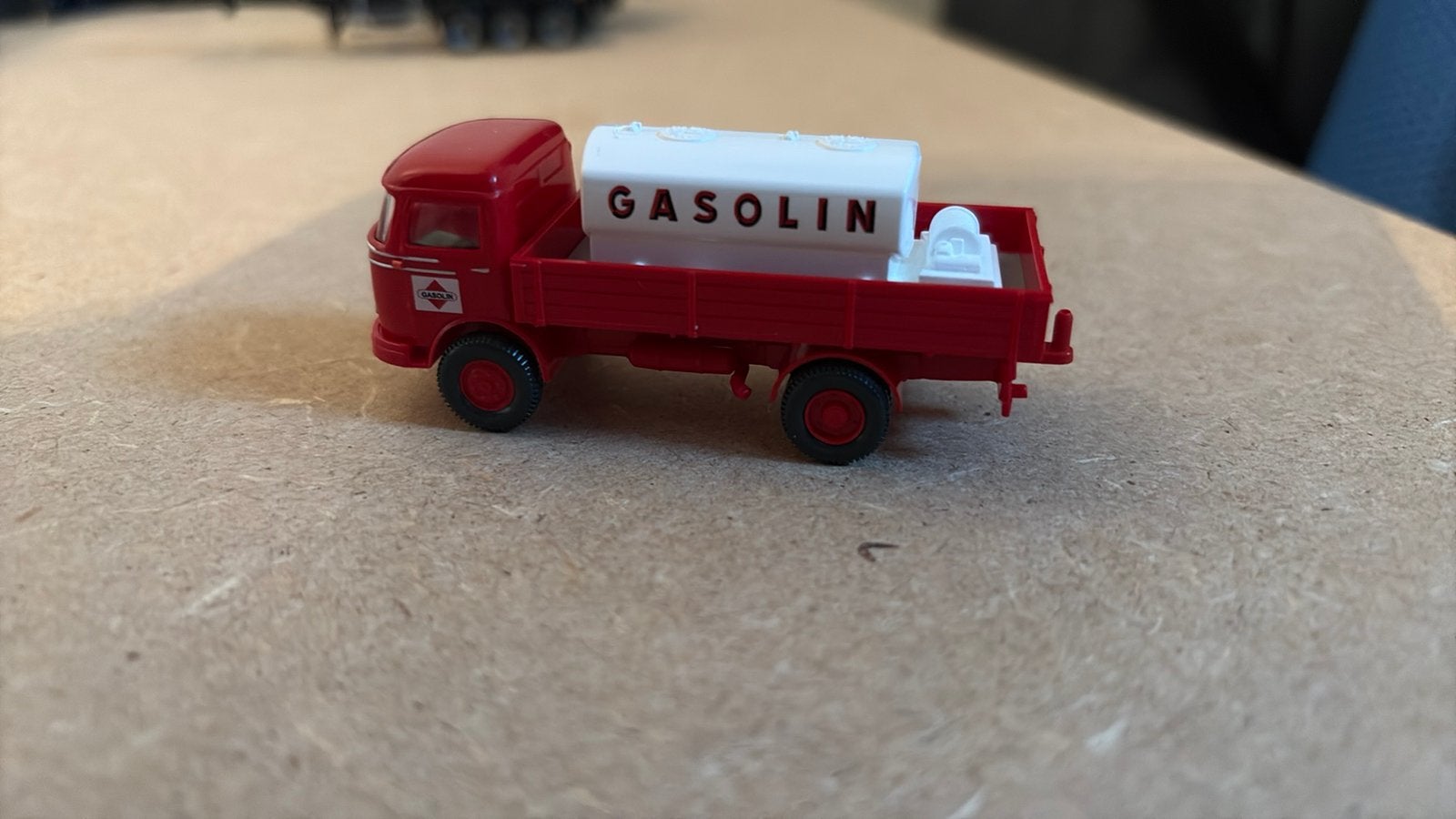 WIKING 053804 MERCEDES. LP. 321 MET TANK GASOLIE.HO 1:87, Ophalen of Verzenden, Zo goed als nieuw